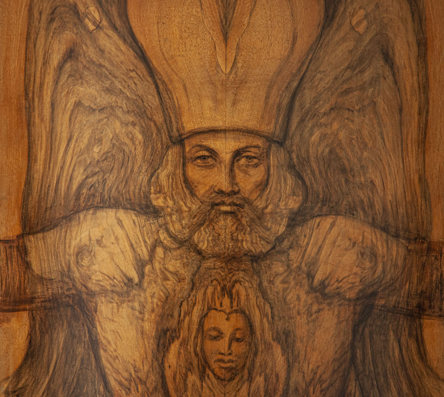 Engelporträt in Holzmalerei von Helmut Frelke – feine Linien und natürliche Holzmaserung