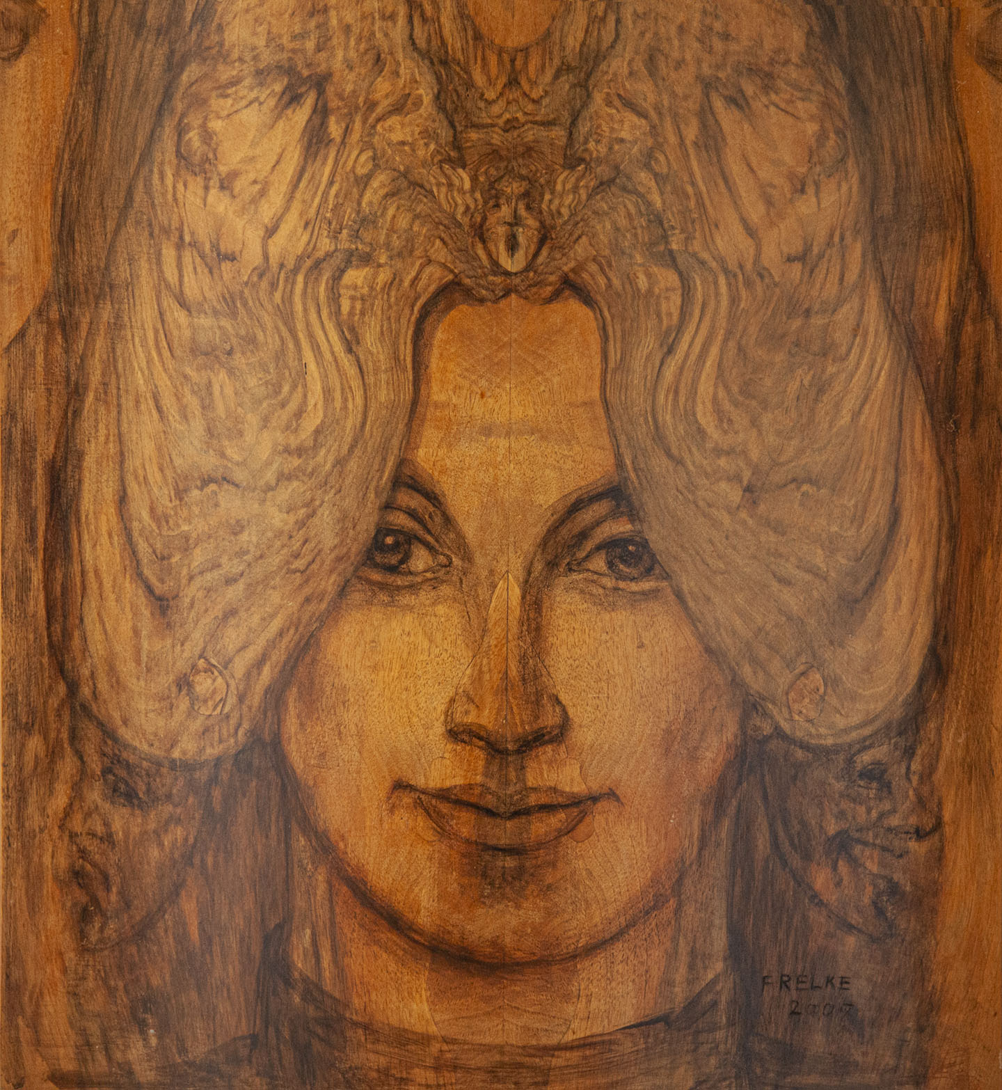 Porträt aus Holzmalerei von Helmut Frelke – Gesicht in feiner Maserung, geschaffen aus Edelholz