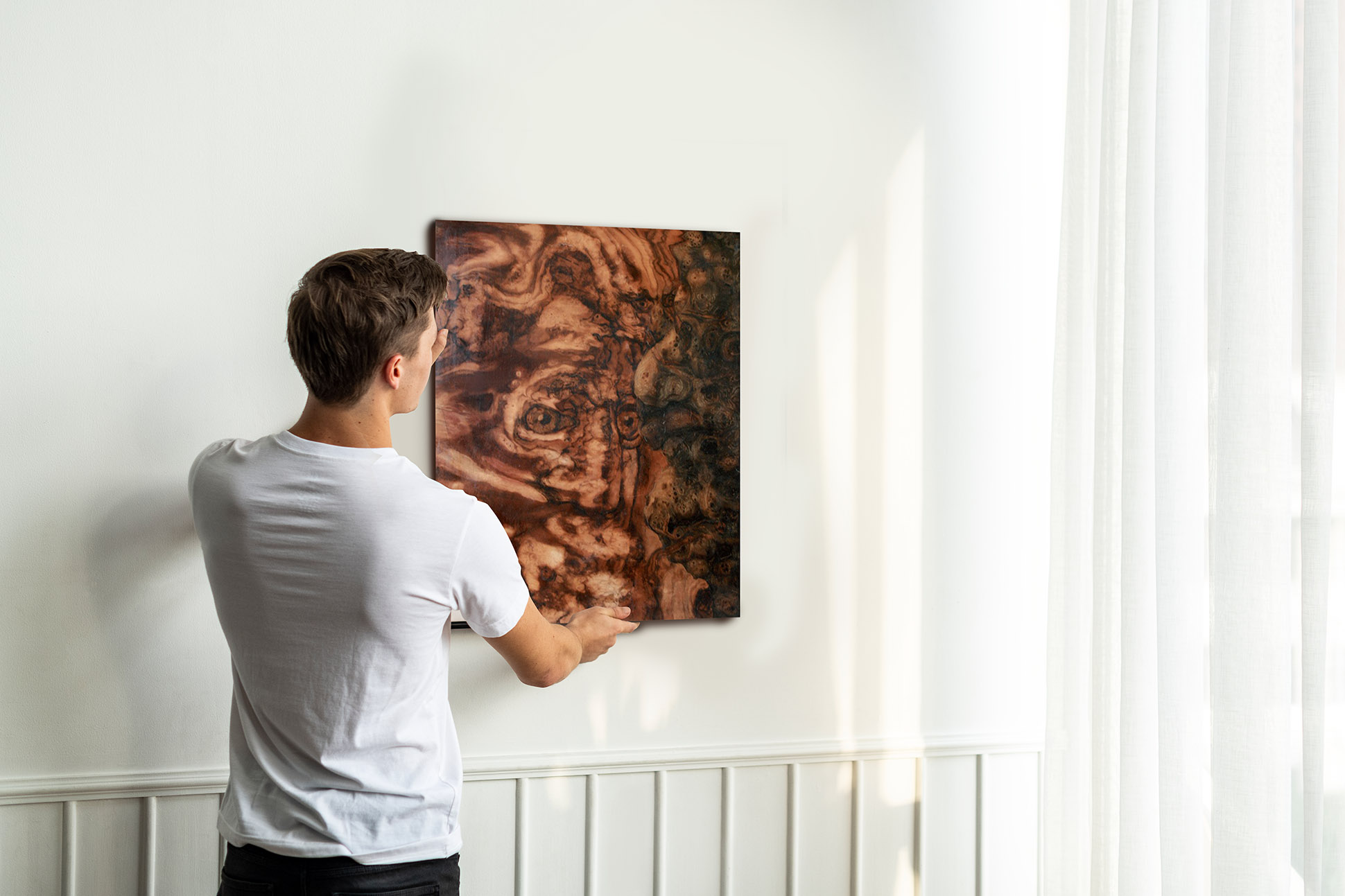 Sakrale Kunst auf Wänden veredeln den Raum und lassen tief hineinblicken